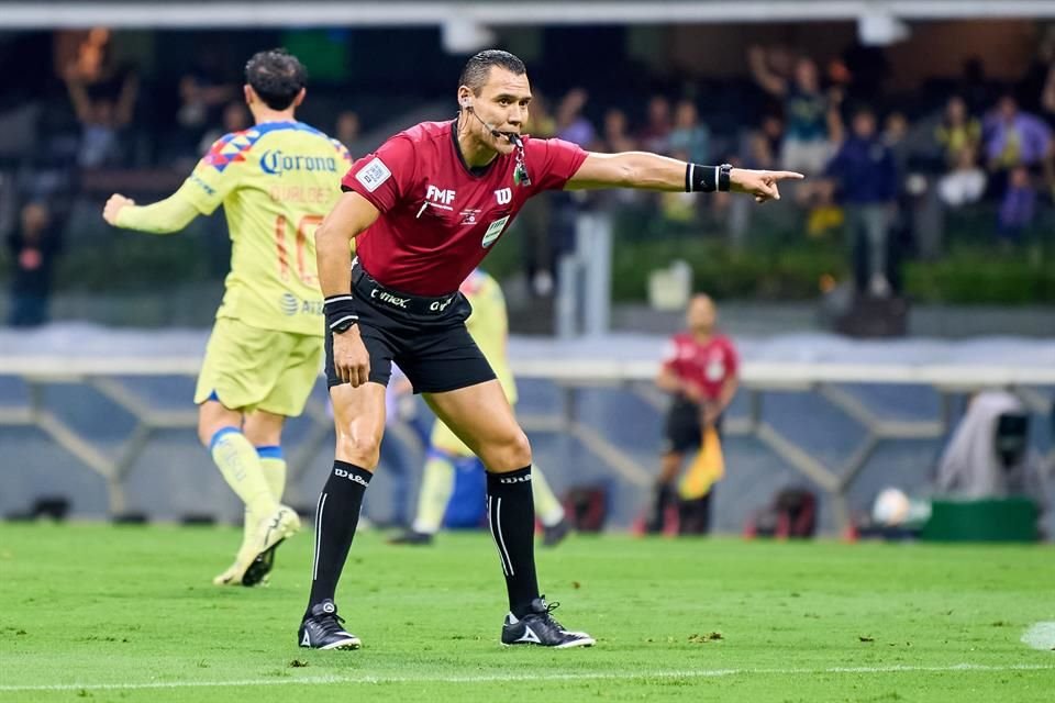 Marco Antonio Ortiz marcó penal, después revisó en el VAR y mantuvo la decisión.