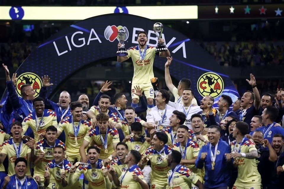 El capitán Henry Martín el encargado de levantar el trofeo del Campeón del CL2024 y del Campeón de Campeones.