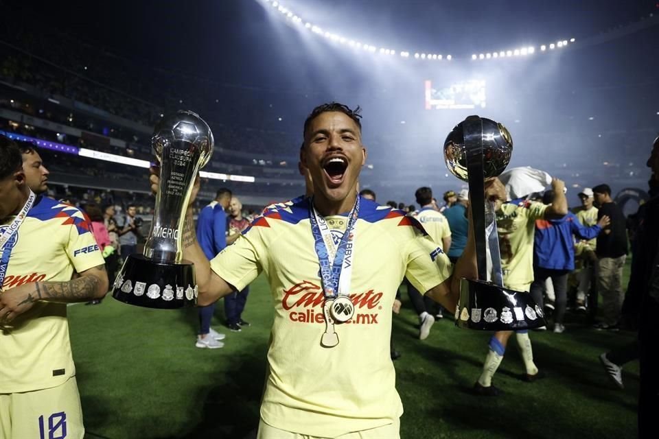 El contención Jonathan Dos Santos celebró con gritos y porras los campeonatos obtenidos.