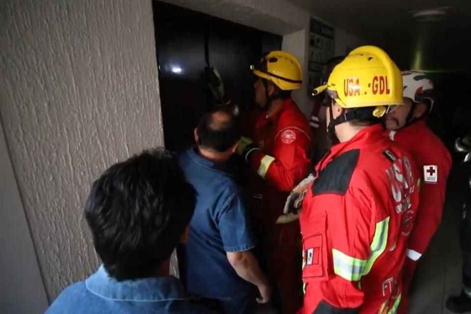 Elevador de un hotel en GDL en donde iban 8 atletas menores y 2 entrenadores de Baja California, colapsó entre pisos5 y 2; no hay heridos.