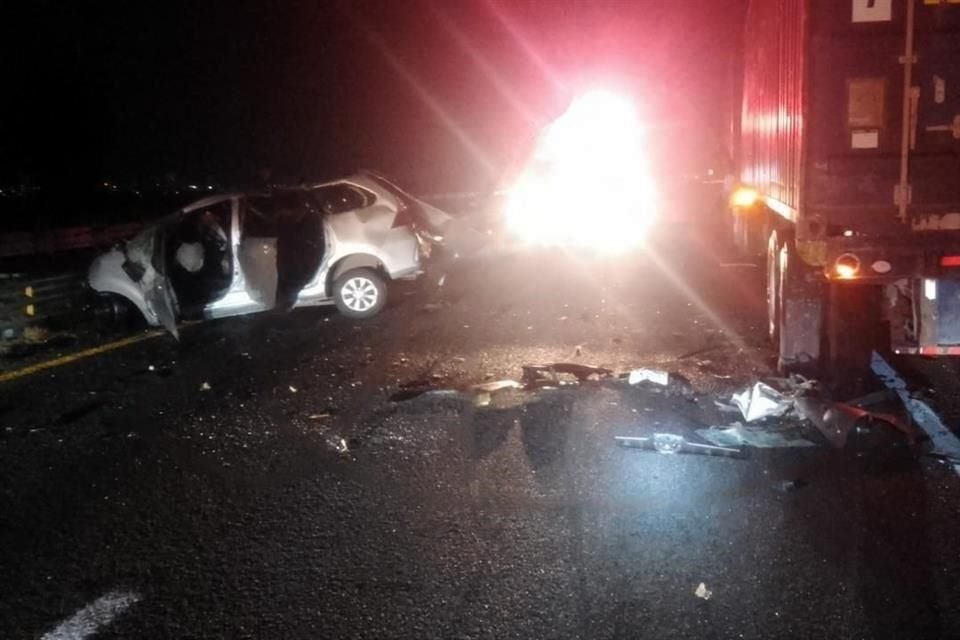 Como egresados y estudiantes del Centro Regional de Educación Normal de Ciudad Guzmán fueron identificados los cuatro fallecidos en un choque el sábado en la Autopista a Colima.