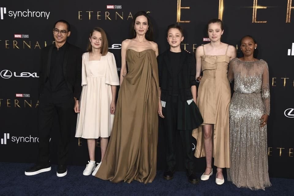 Maddox, Vivienne, Knox, Shiloh, y Zahara junto a su madre, Angelina Jolie.