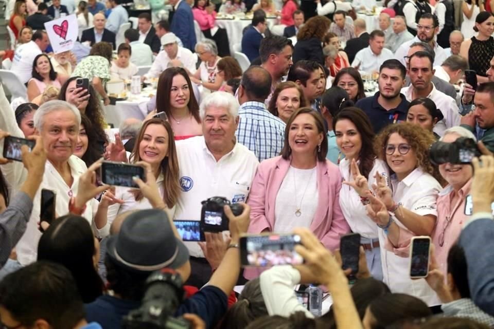 Xóchitl Gálvez estuvo acompañada por otros candidatos de la coalición del PAN, PRI y PRD.