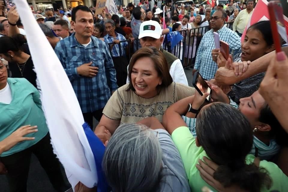 Decenas de simpatizantes arroparon a Xóchitl Gálvez en Ciudad Guzmán.