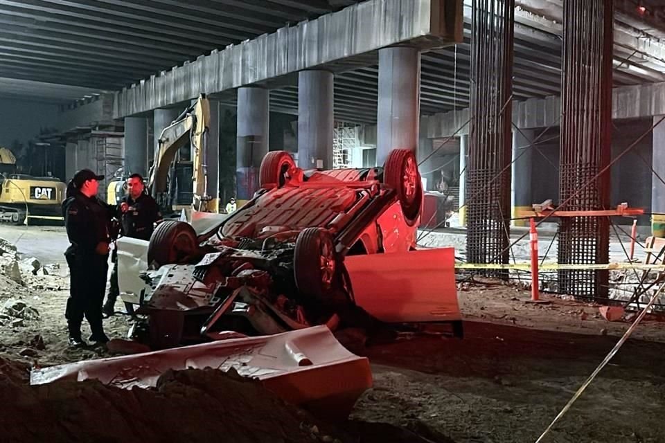 El conductor de una Honda cayó de aproximadamente 7 metros en Periférico Sur, en la Colonia López Cotilla; resulto sólo con lesiones.