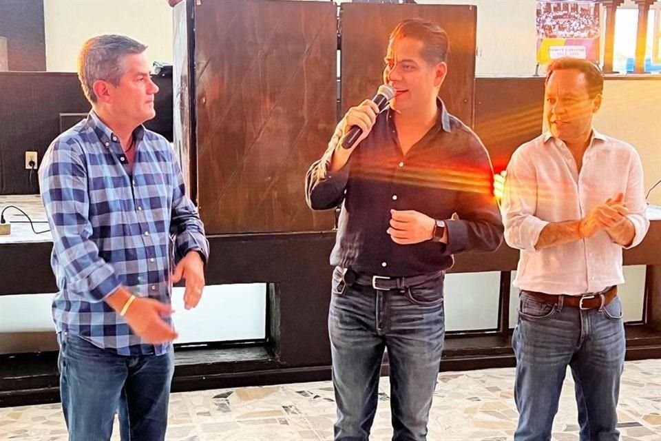 Tomás Figueroa, Secretario general del Congreso; César Íñiguez, líder del sindicato del Congreso y Clemente Castañeda, candidato a senador plurinominal por MC.