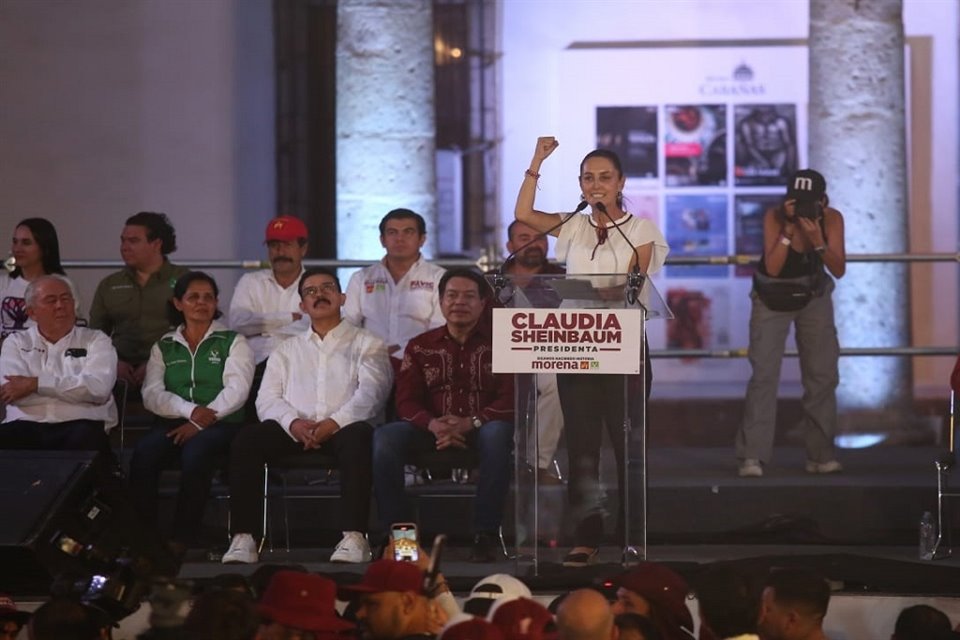 En su cierre de campaña esta noche en Guadalajara, Claudia Sheinbaum y Claudia Delgadillo prometieron traer paz a Jalisco. 