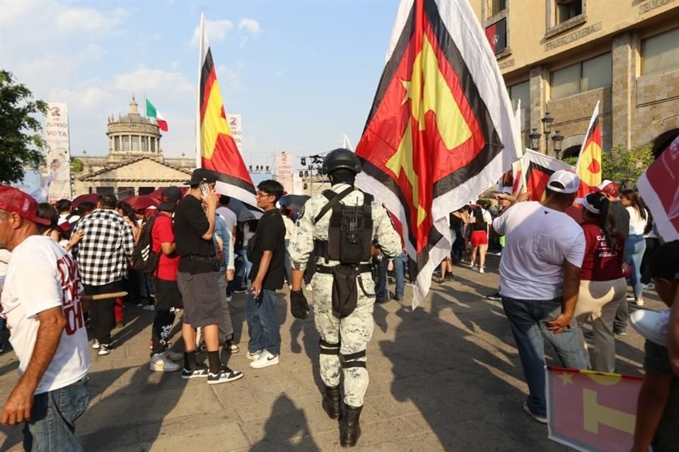 Algunos ciudadanos llevaron banderas del Partido del Trabajo.