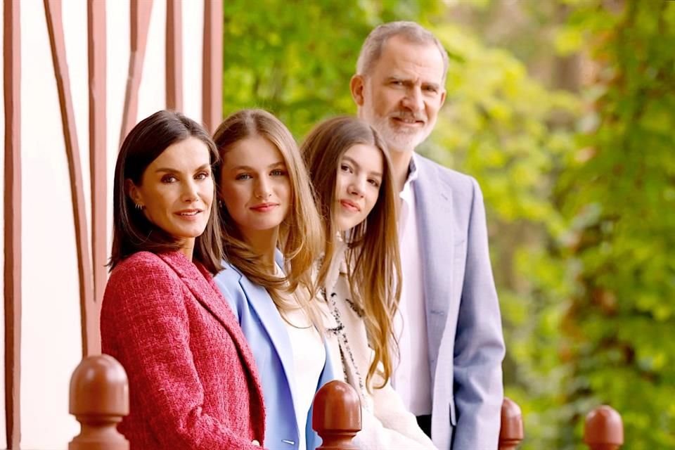 Según nuevo libro 'Los Silencios de Letizia', Rey Felipe VI se sentiría devastado y destruido por las presuntas infidelidades de su esposa.