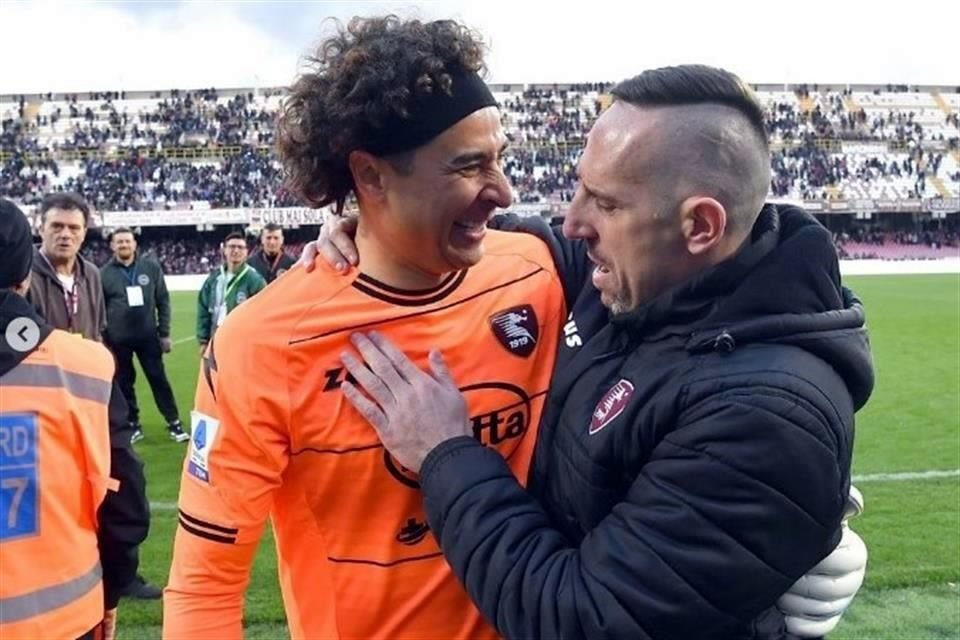 Guillermo Ochoa publicó varias imágenes, aquí con Franck Ribery.