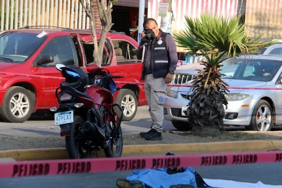 Un hombre que recogía cartón en la Colonia El Vergel, en Tlaquepaque, murió atropellado por el conductor de una motocicleta, quien dejando su vehículo abandonado.