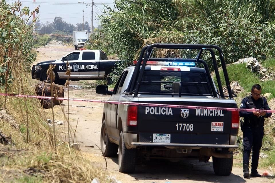 El cadáver de un joven fue localizado en un canal de la Colonia Parques del Palmar, en Tlaquepaque; la víctima estaba atada de pies y manos.