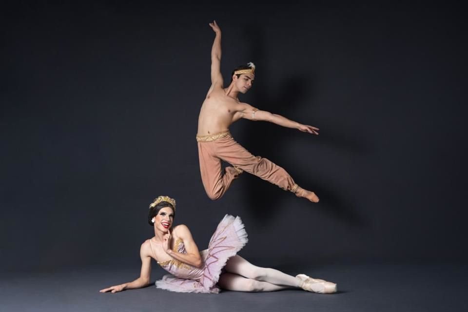 Los bailarines en 'Men in Pink Tights' ejecutan ambos roles en los ballets, el masculino y el femenino, es decir, en mallas y con puntas.