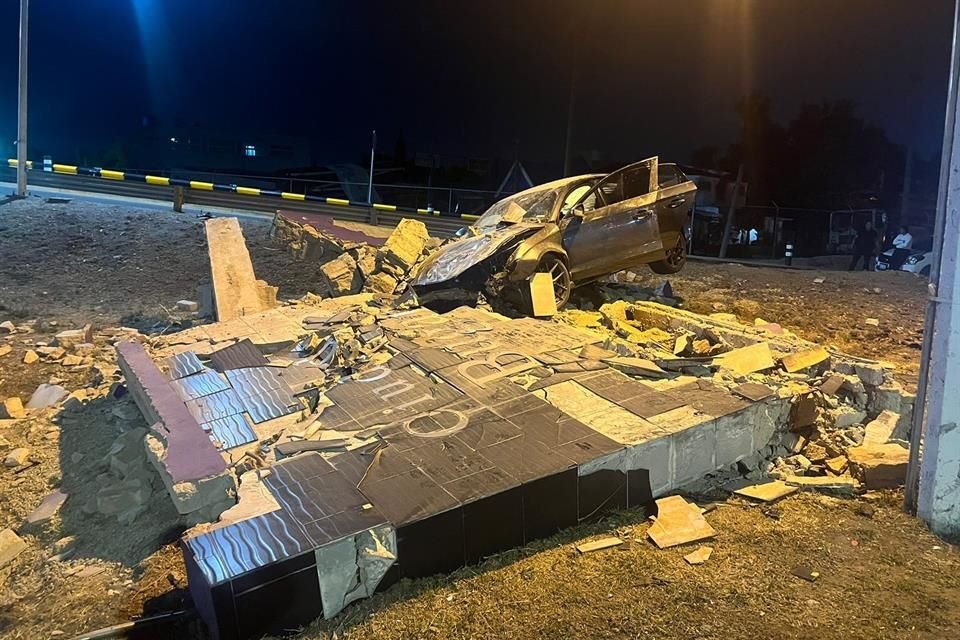 Un conductor de 21 años estrelló su automóvil contra el letrero de Ciudad Bugambilias, en Zapopan; no se reportaron lesionados.