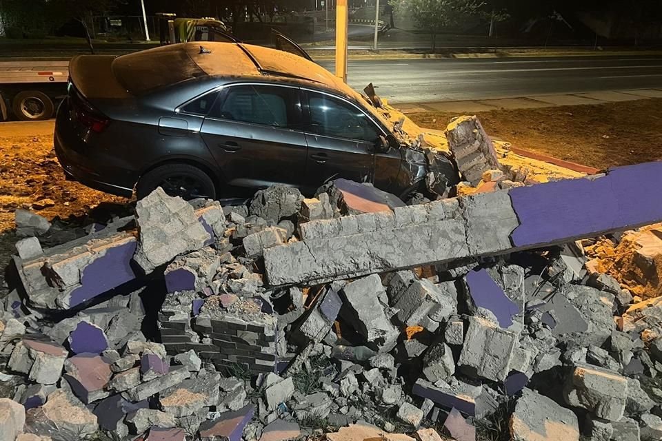 Un conductor de 21 años estrelló su automóvil contra el letrero de Ciudad Bugambilias, en Zapopan; no se reportaron lesionados.