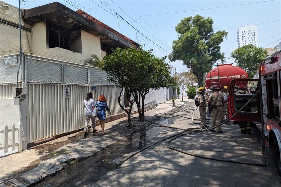 Una vivienda utilizada como oficinas en la Colonia Jardines del Bosque, en Guadalajara, se incendió este sábado. No se reportan lesionados.