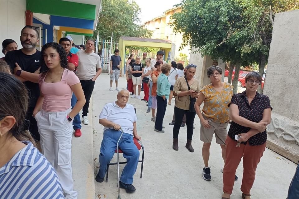 A pesar de que adultos mayores, personas con discapacidad y embarazadas tienen preferencia en la fila, en la casilla de la sección 1306, en Guadalajara, no lo hicieron válido.