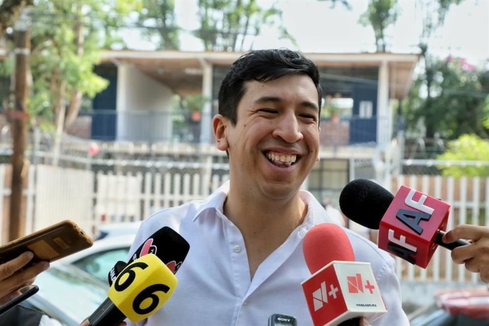 Confiado en que tendrá buenos resultados, Pedro Kumamoto acudió a votar en la Colonia Altamira y celebró que haya gran participación.