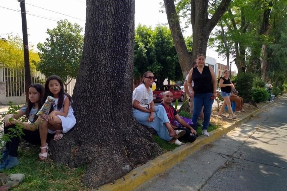 En una casilla de la Colonia Jardines de San José, en Guadalajara, ciudadanos buscan las sombras mientras sus familiares pasan a votar.