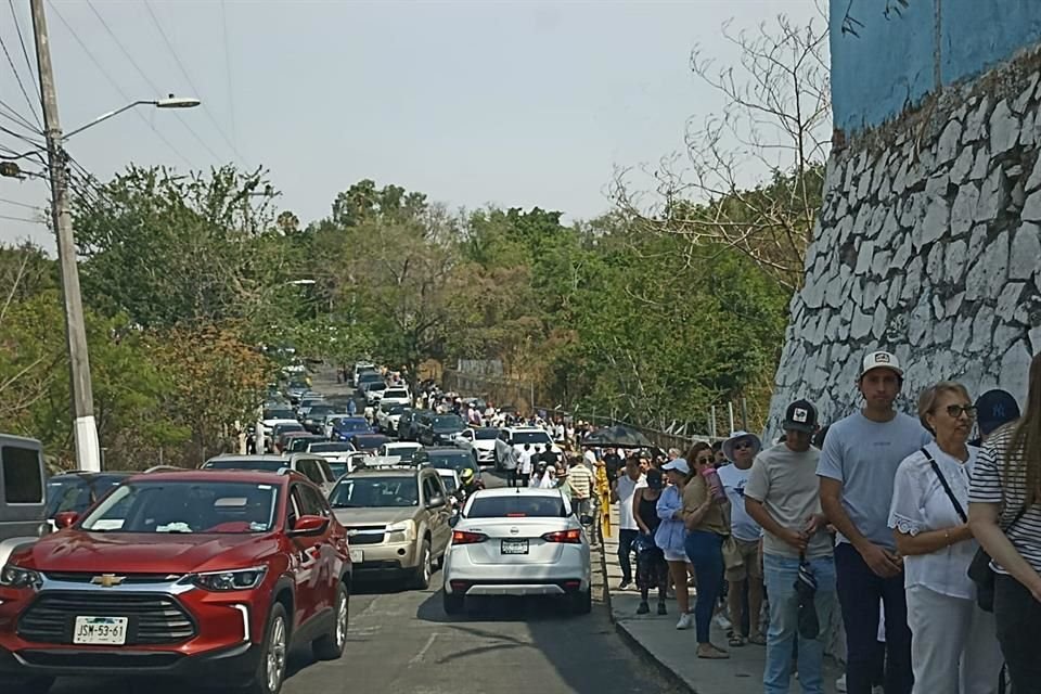 Caos en la casilla instalada en la recaudadora 5 de Zapopan, apartalugares retrasan la circulación en calles como Francisco Toribio, dónde la fila es de 1 km