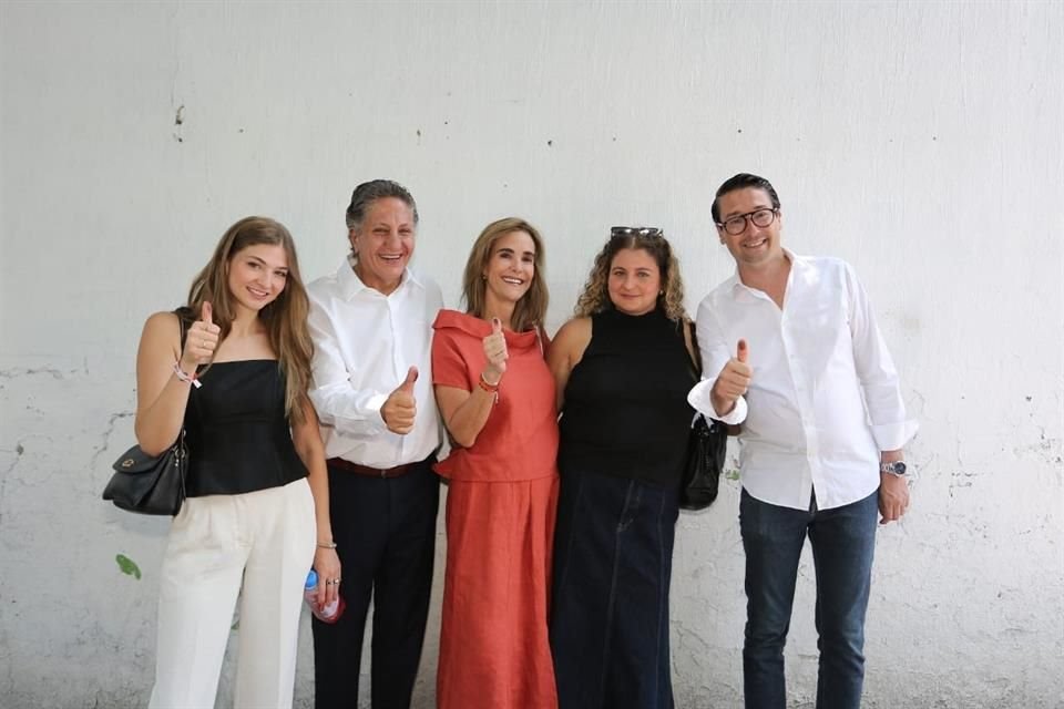 El candidato acudió acompañado de su novia, sus hijas y su hijo a la escuela en la Calle Francisco I. Madero, en donde los domingos se instala un tianguis de ropa de segunda mano.