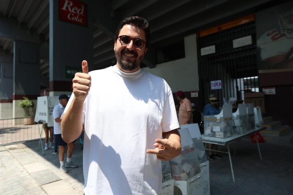 Amaury Vergara muestra su pulgar después de emitir su voto en la casilla instalada en el Estadio 3 de Marzo.