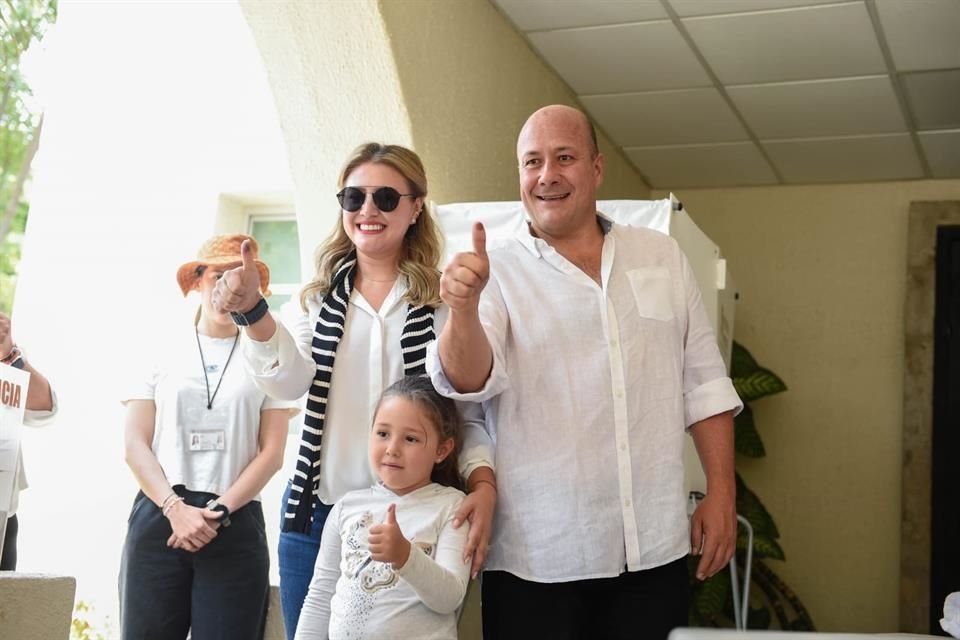 El Gobernador de Jalisco, Enrique Alfaro Ramírez, emitió su voto en la casilla 1057 en compañía de su esposa Joanna Santillan e hija Natalia Alfaro.