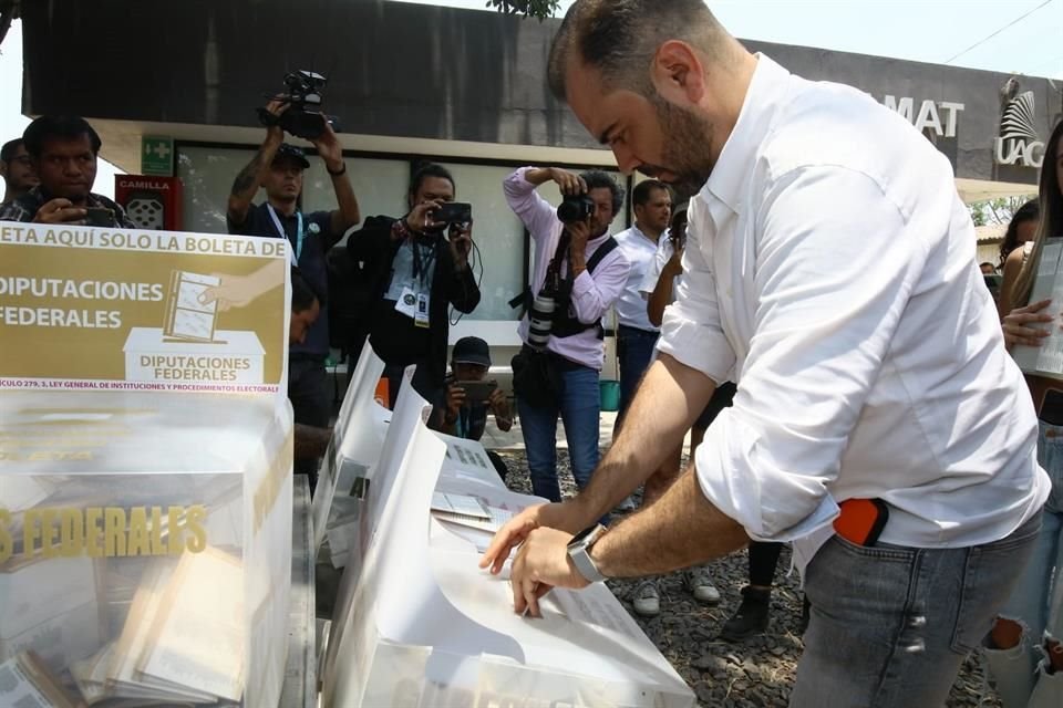 Emite su voto el candidato a la Presidencia Municipal de Tlajomulco, Gerardo Quirino.