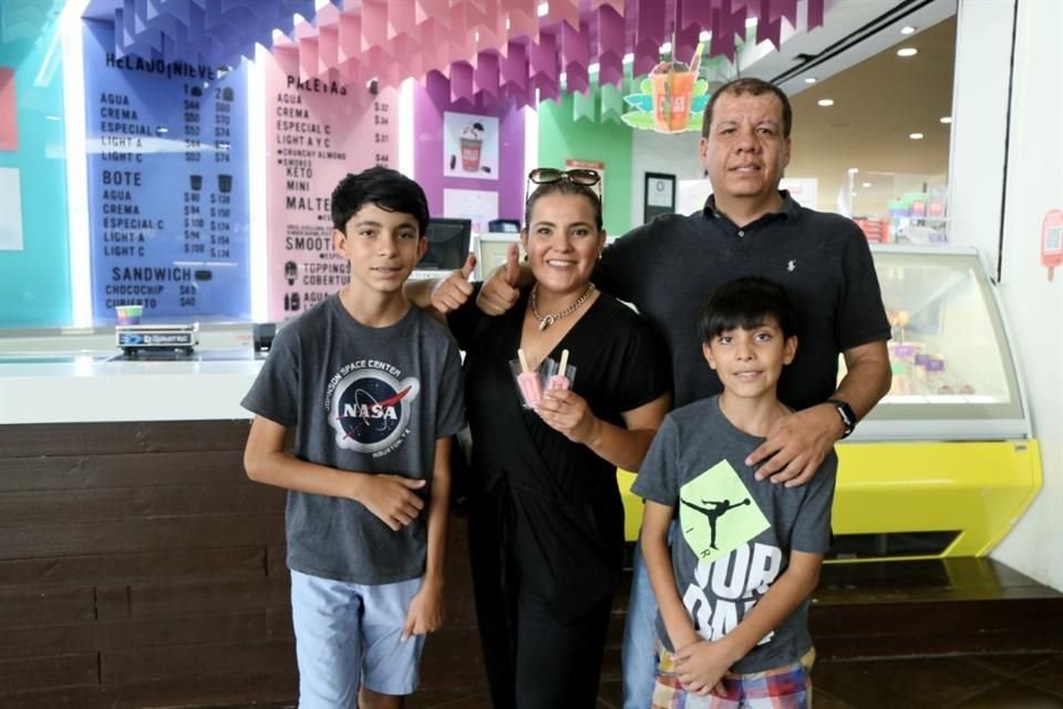 Familia Castillo Mendoza, aprovechan las paletas heladas por votar para sus hijos.