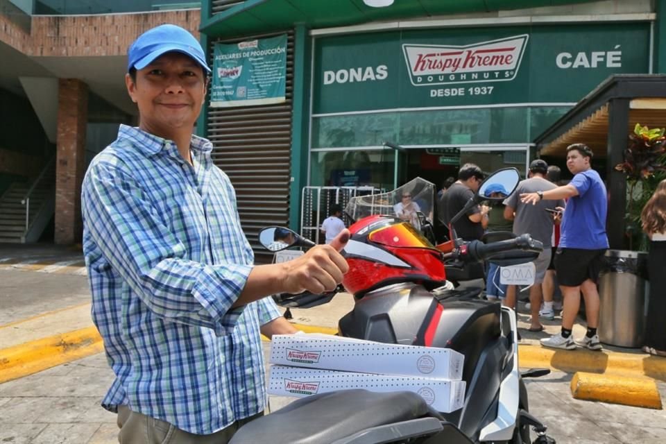 Oliver Rezo votó a las 9:30 horas, a las 10 en punto llegó por su dona.