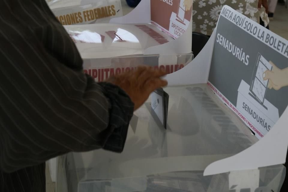 Las altas temperaturas registrados en Autlán de Navarro provocaron una incidencia con los crayones proporcionados por el INE.
