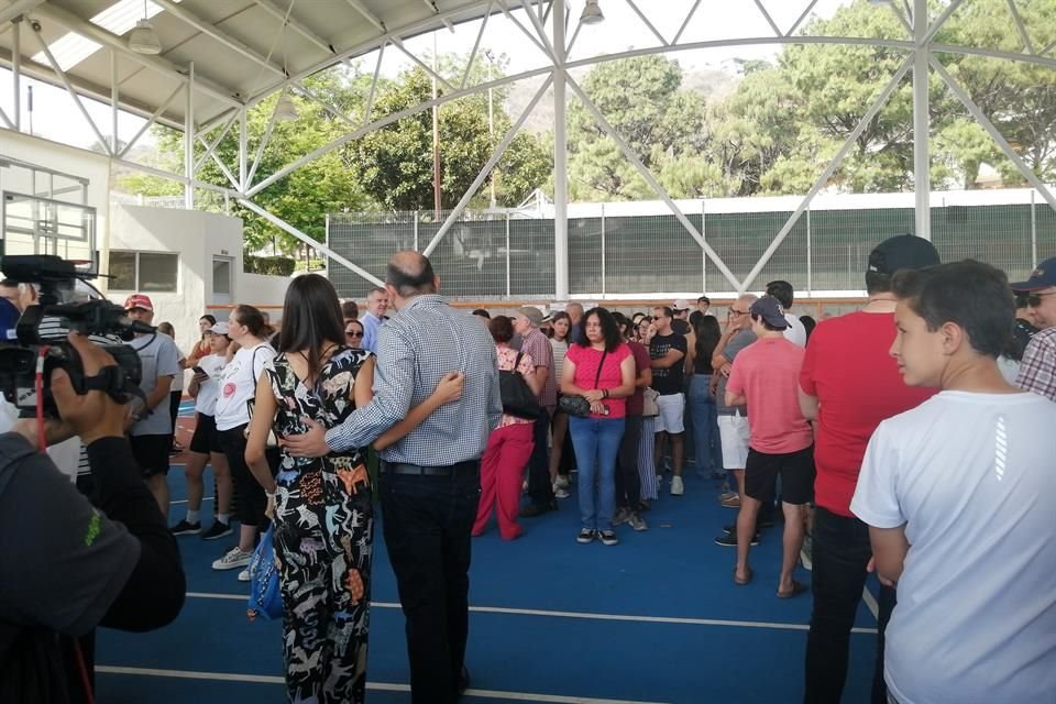 Filas en casilla ubicada en el Colegio Alemán en Las Cañadas, en Zapopan.