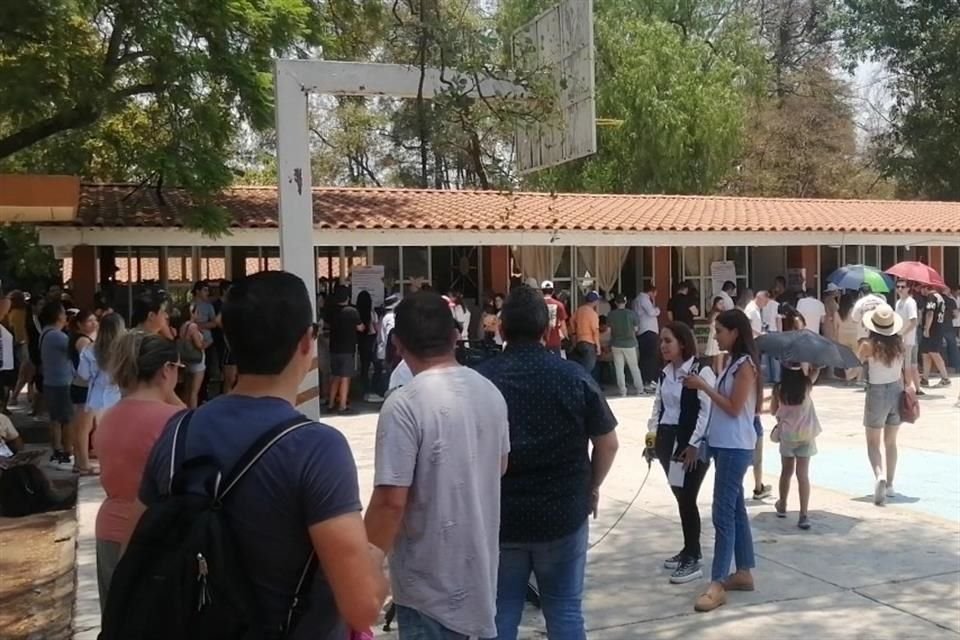 Largas filas en la casilla que se instaló en Escuela Primaria Federal Ramón Corona, en Zapopan.