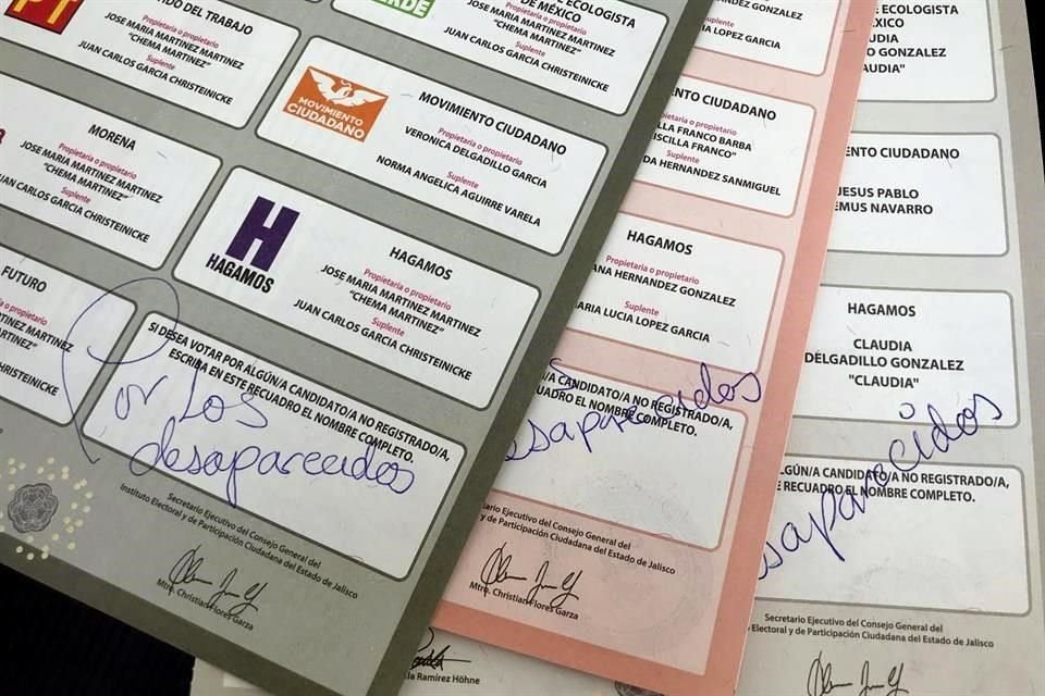 Para exigir la localización de sus familiares desaparecidos, algunas buscadoras les dedicaron su voto escribiendo sus nombres en las boletas.