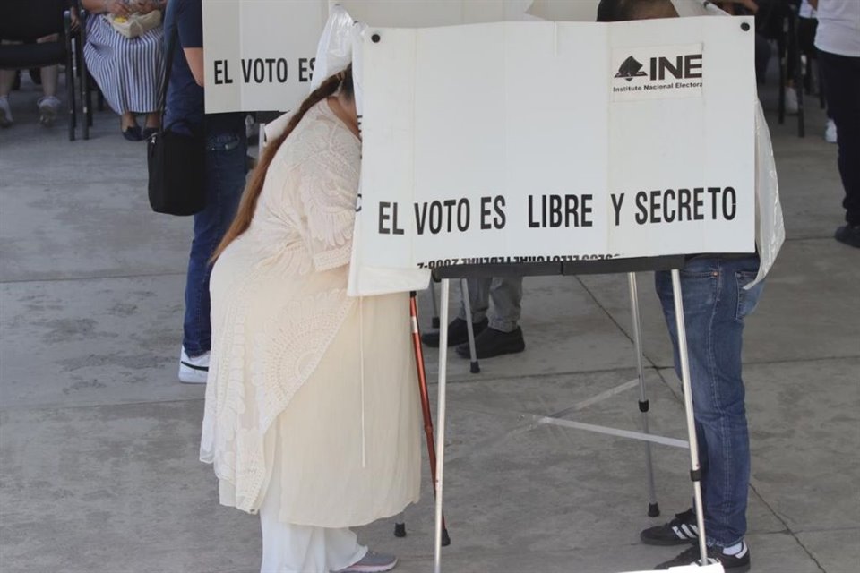 Miguel Ángel Patiño, director de Organización del INE, informó que en las 300 juntas distritales en todo el País habrá al 75 personas para efectuar los cómputos, además de personal de base. 