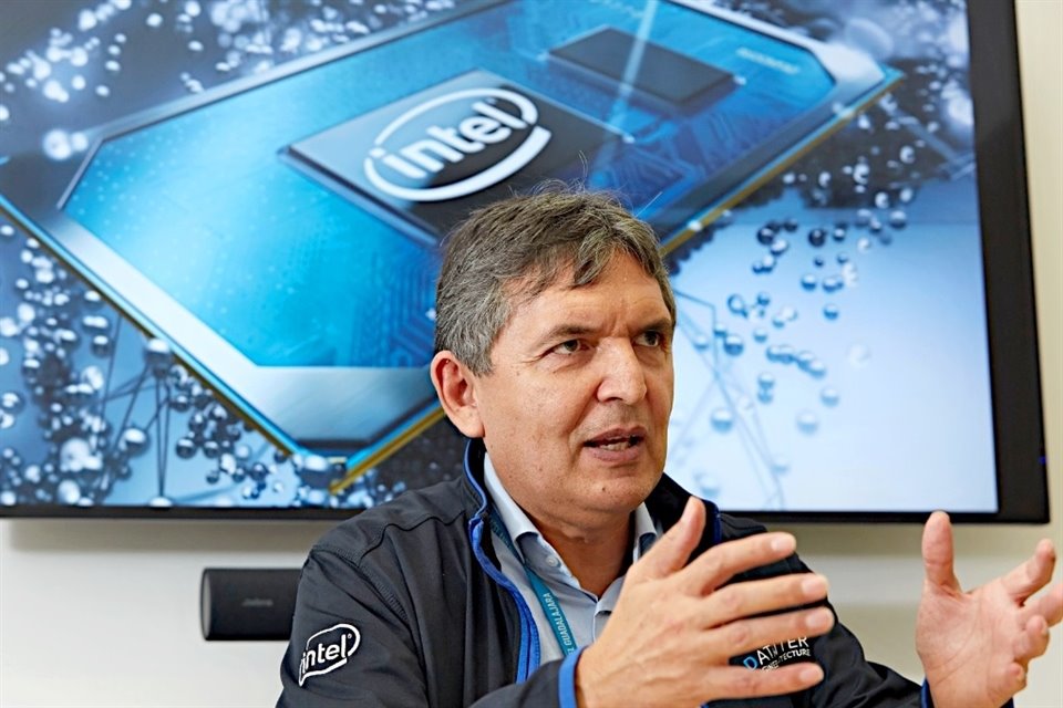 Jesús Palomino Echartea, gerente general del Centro de Diseño de Intel en Zapopan.