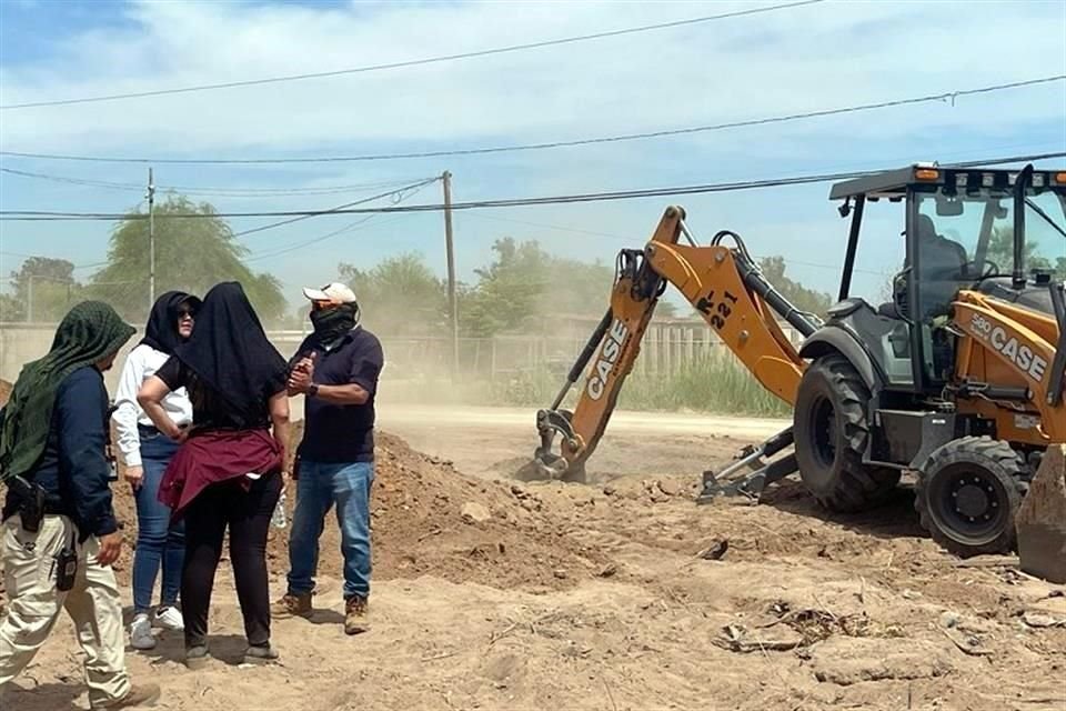 Familiares de jóvenes que desaparecieron desde 2019 en bares de Mexicali, BC, realizaron una búsqueda con FGE en un predio donde fue hallado un vehículo ligado a víctima.