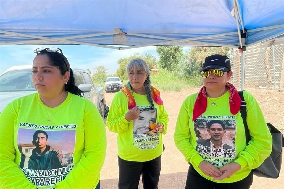 Algunas de las madres buscadoras portaban sus playeras con los rostros de quienes desaparecieron en bares de la ciudad fronteriza de Baja California.