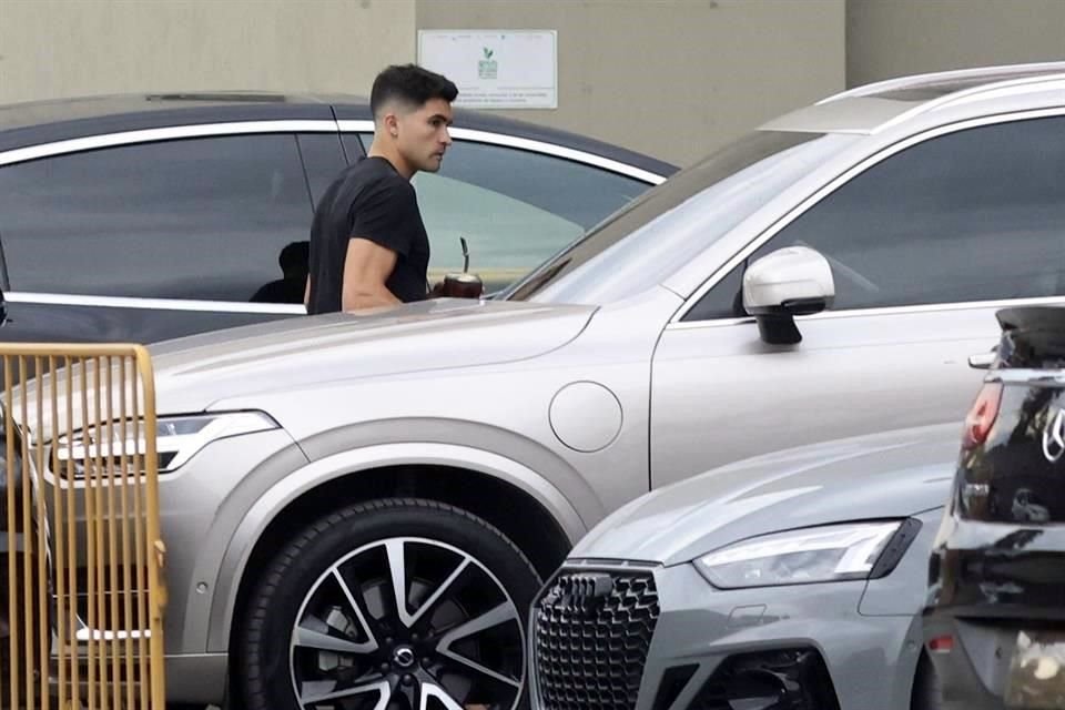 Los jugadores de Tigres llegaron al Uni para despedirse de su ahora ex DT y luego entrenar.