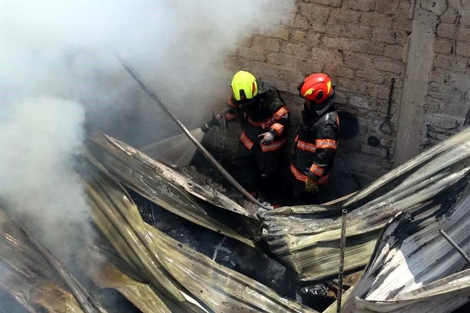 Un incendio se propagó en una finca en la Colonia Constitución, en Zapopan; un hombre de 57 años resultó con quemaduras.