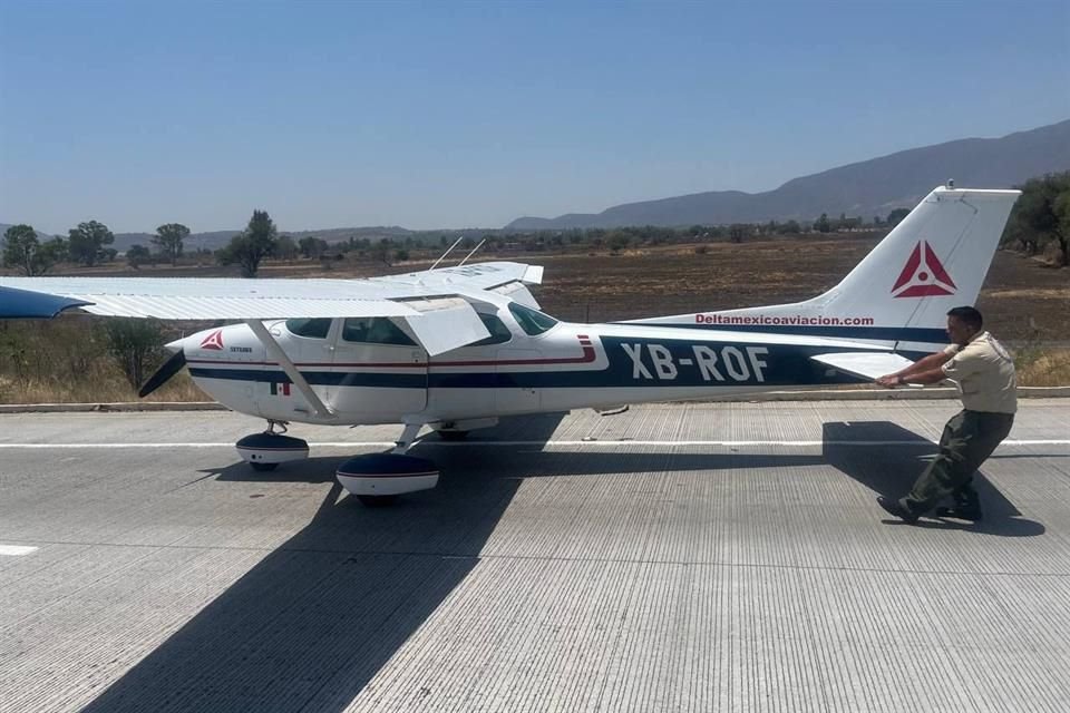 Debido a una falla en el motor, una avioneta aterrizó de emergencia en el Macrolibramiento; no se reportaron lesionados.