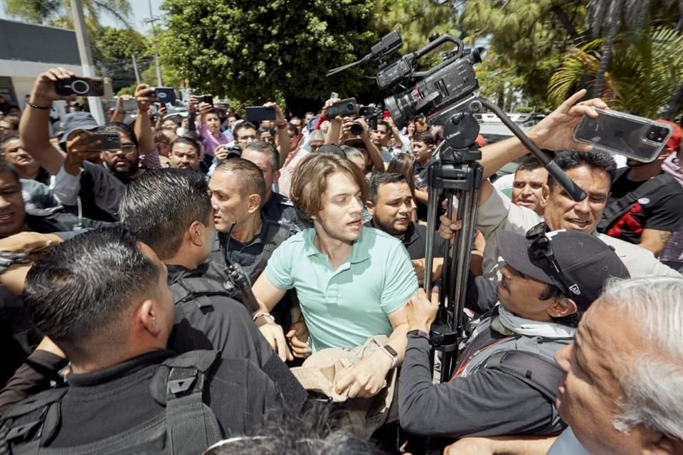 Personas con logotipos del IEPC fueron cuestionadas tras sacar de la sede del Consejo local Distrital 10 una bolsa negra con boletas.