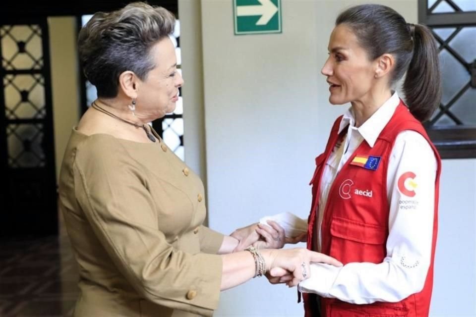 Fue recibida en el Palacio Nacional de la capital por Lucrecia Peinado, esposa del presidente Bernardo Arévalo.