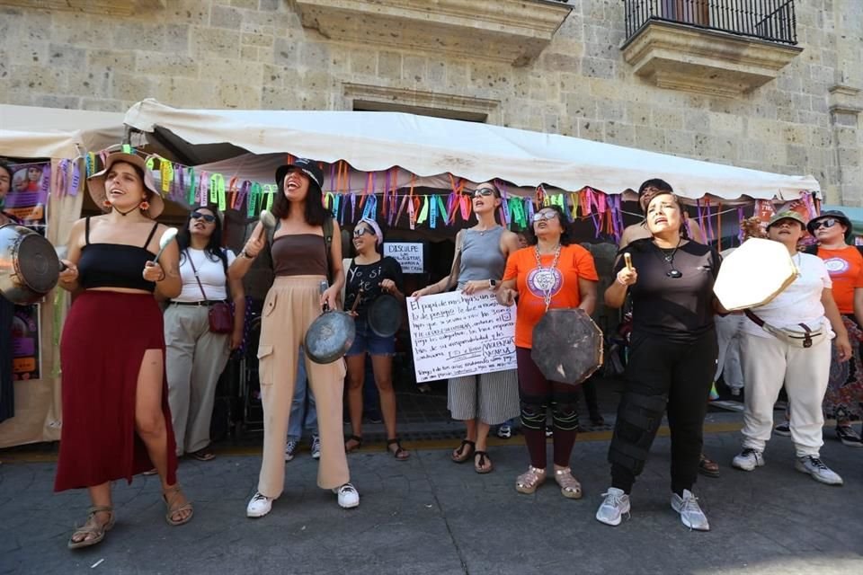 Al grito de consigna '¡La mamá no se rinde!' decenas de madres esperan fuera del Congreso de Jalisco la aprobación de la Ley Vicaria.