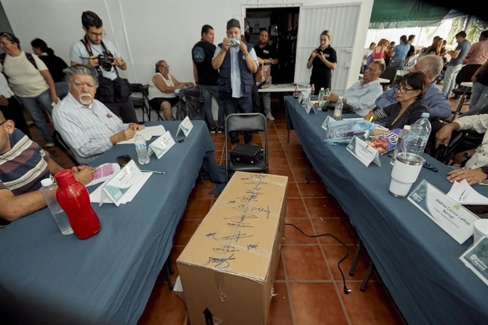 Caja de la discordia. Las boletas que eran transportadas en una bolsa de basura, terminaron en una caja con las firmas de todos los representantes.