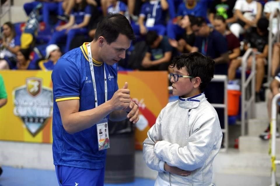 Óscar Bermejo (izq.) espera que los esgrimistas jaliscienses ganen al menos 6 medallas de oro y 15 en total en los Nacionales.