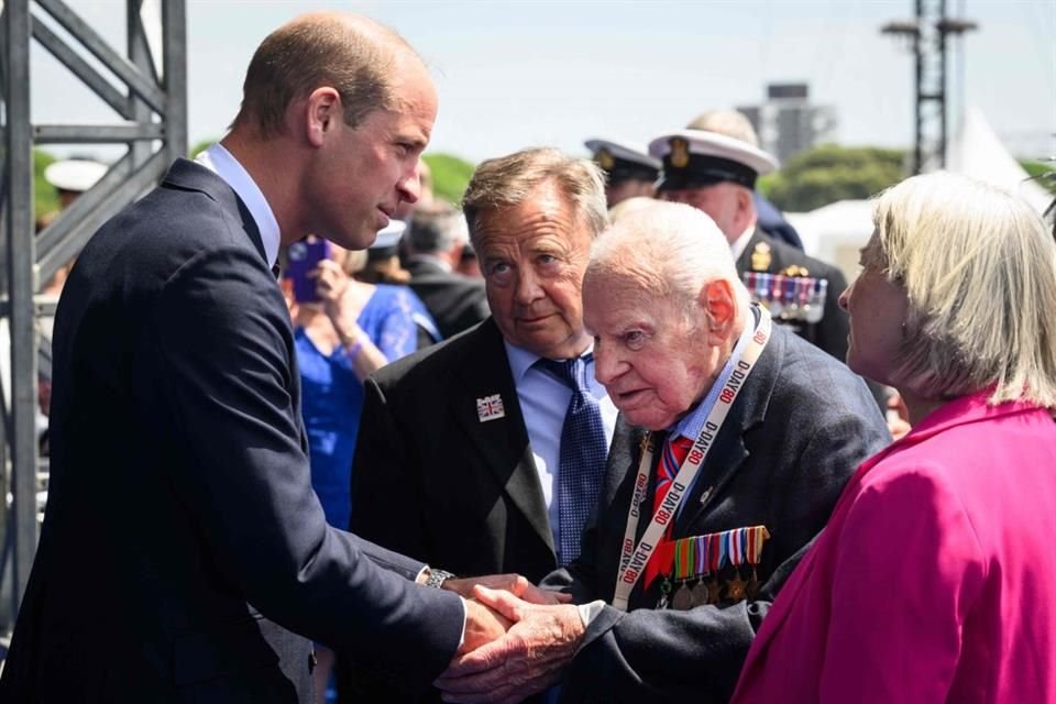 El Príncipe Guillermo de Gran Bretaña, Príncipe de Gales, habla con los veteranos del Día D y de la Segunda Guerra Mundial en Normandía