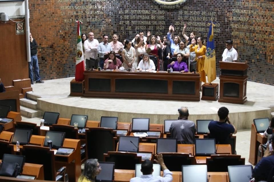 Los diputados de MC, a través de Fabiola Cuan, se apropiaron de la Mesa Directiva del Congreso de Jalisco e iniciaron una sesión, dejando a un lado a la presidenta del Legislativo, Claudia Murguía.