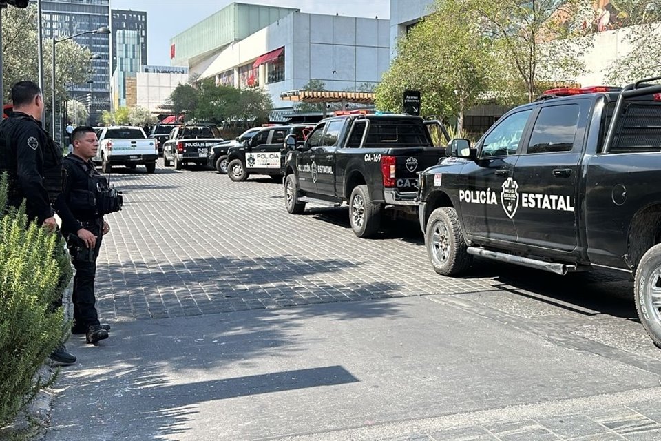 Dos hombres fueron atacado a balazos en una plaza comercial en Boulevard Puerta de Hierro, en Zapopan.