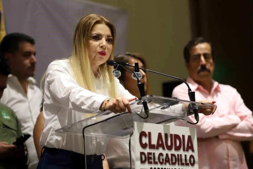 Claudia Delgadillo defendió agresiones contra capacitador del IEPC, descartó violencia y afirmó que 'se estaban robando sus boletas'.